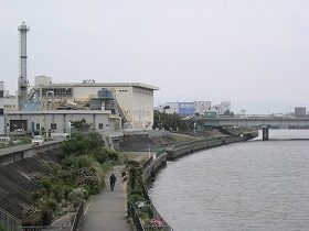 神崎川から糸田川合流付近を眺める