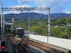 北千里駅から箕面の山を眺める