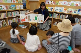 大型絵本「しりとりのだいすきなおうさま」を読んでいます。