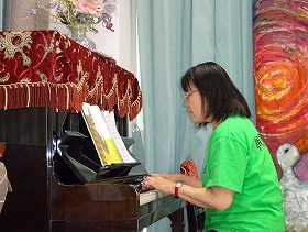 ピアノ演奏をする女性