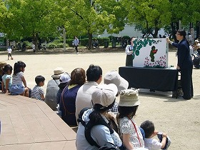 大型紙芝居を見る子どもたち