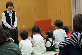 おはなし「やねがチーズでできたいえ」を子どもたちが真剣に聞いています。