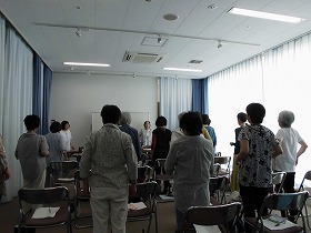 音読前の準備体操をしている様子