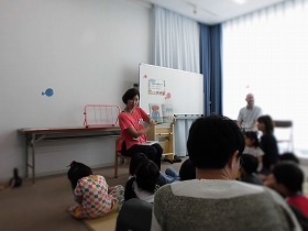 絵本『ぞうくんのさんぽ』を韓国語で読む女性と、見る子どもたち