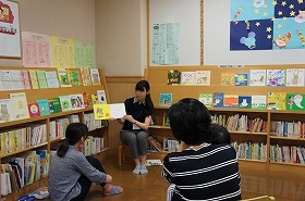 図書館実習生による絵本の読み聞かせの様子。読んでいるのは『こぐまちゃんとぼーる』。