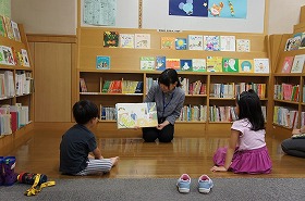 図書館実習生による絵本の読み聞かせの様子。読んでいるのは『こいぬと10ぴきのおばけ』。