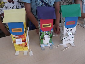 子どもたち3人の完成した貯金箱