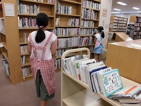 本棚に本を並べる小学生たち