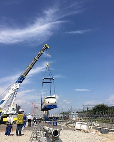 クレーンで吊り上げたまま、車両を建設地内で場所移動中です。