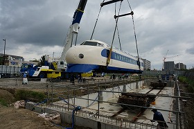 8月23日（金曜日）に再度、吊り上げ、最終設置場所の線路の上へ移動しているところです。