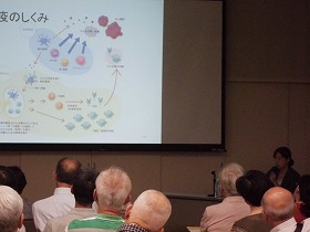 健康医療情報講座「身近に知る泌尿器のがん」講演会の西塔講師と参加者の写真。