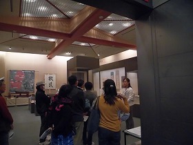 大塩平八郎展で、学芸員の説明が始まるところ。
