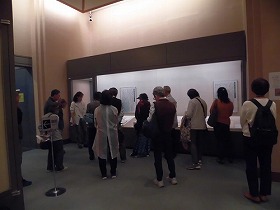 大塩平八郎展の最後、吹田に関わる出来事について、熱心に聞き入る参加者の様子。