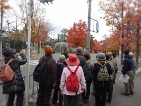 三色彩道の紅葉を観る参加者。