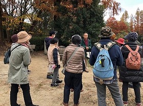 はぎのき公園でニュータウンに関する話を聞く参加者。