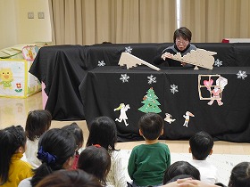 組木を乗せる様子を見守る子どもたち。