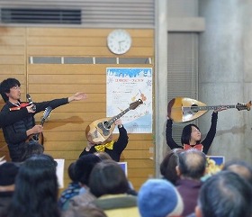 マンドリンを掲げて見せている演奏者のみなさん。