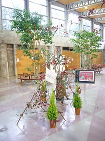 会場となった江坂花とみどりの情報センターに置かれたクリスマスツリー。
