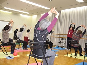 参加者がイスに座ってストレッチをしている様子