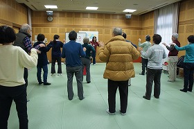 手首や足首をほぐす準備体操の様子