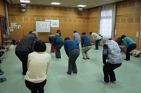 膝関節を滑らかに動かす体操の様子