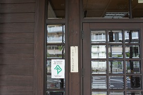 千里山・佐井寺図書館西館の入口に掲示されている「耳マーク」のポスター。