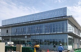 屋外大階段の反対側から建物の全景を撮影しました。