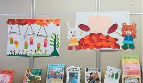 色画用紙や折り紙で作られた壁飾りの作品2点