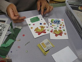受講生がクリスマスカードを作成している様子。新聞ちぎり絵でジングルベルなどを表現しています。