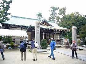 江坂神社の石鳥居を見る参加者。