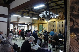 千里寺本堂で待機する参加者。